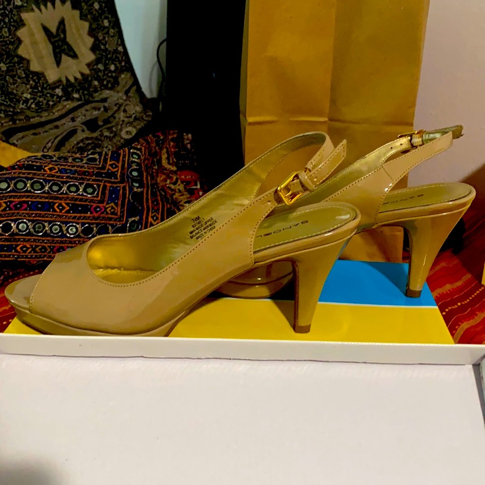 Bandolino” nude women sandal! Size 7.5